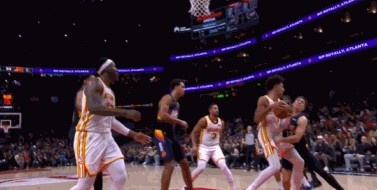 开云官网-这是真疼！杰伦·约翰逊拿到篮板 吉莱斯皮上抢一拳捶到小杰伦